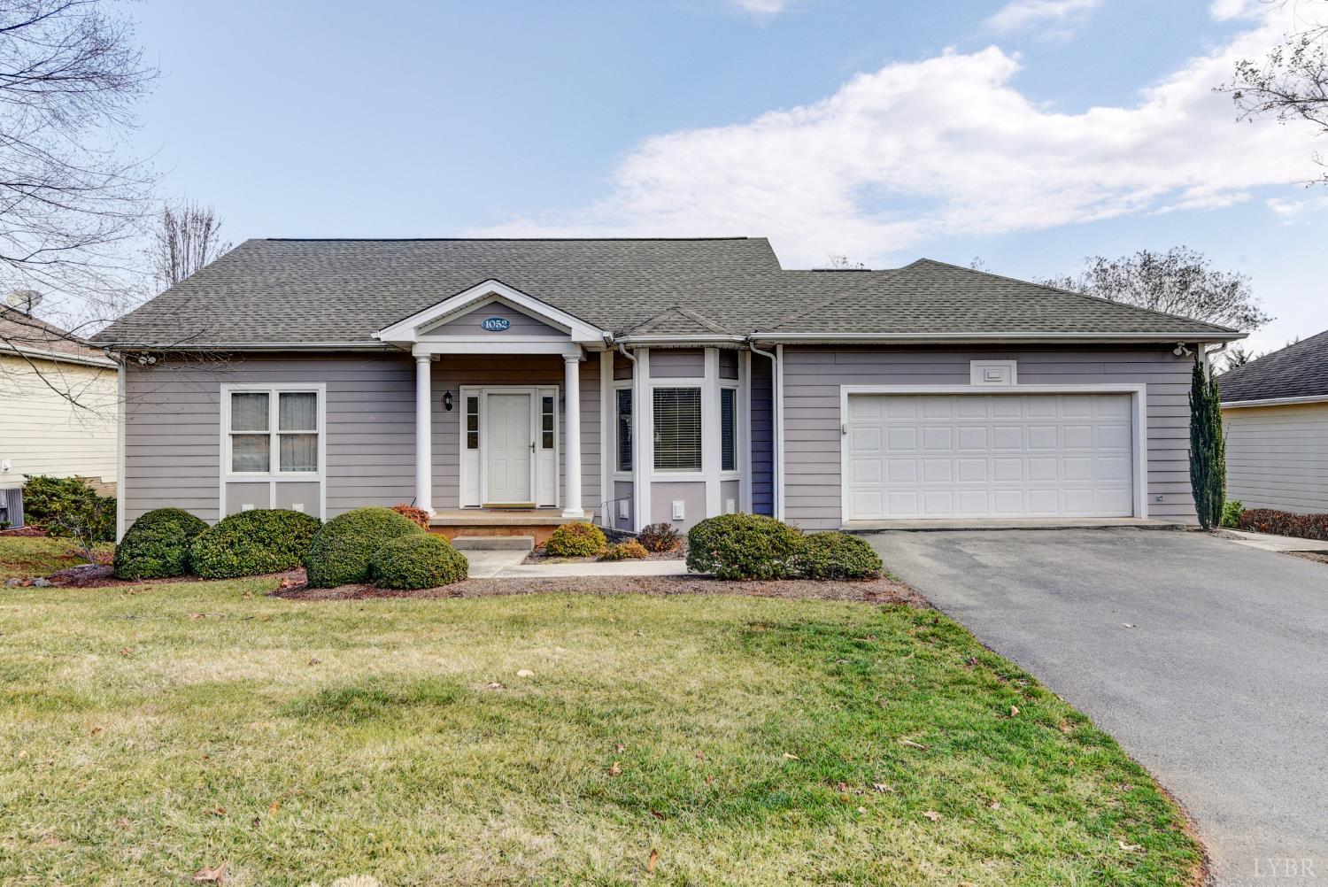 1052 8th Fairway Lane, Huddleston, VA waterfront home for sale at Smith Mountain Lake