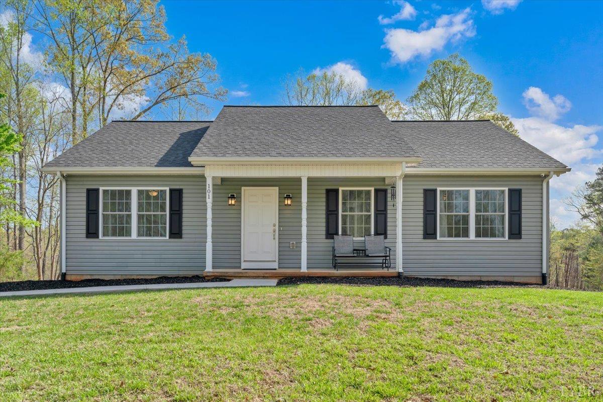 101 Charmwoods Dr, Moneta, VA waterfront home for sale at Smith Mountain Lake