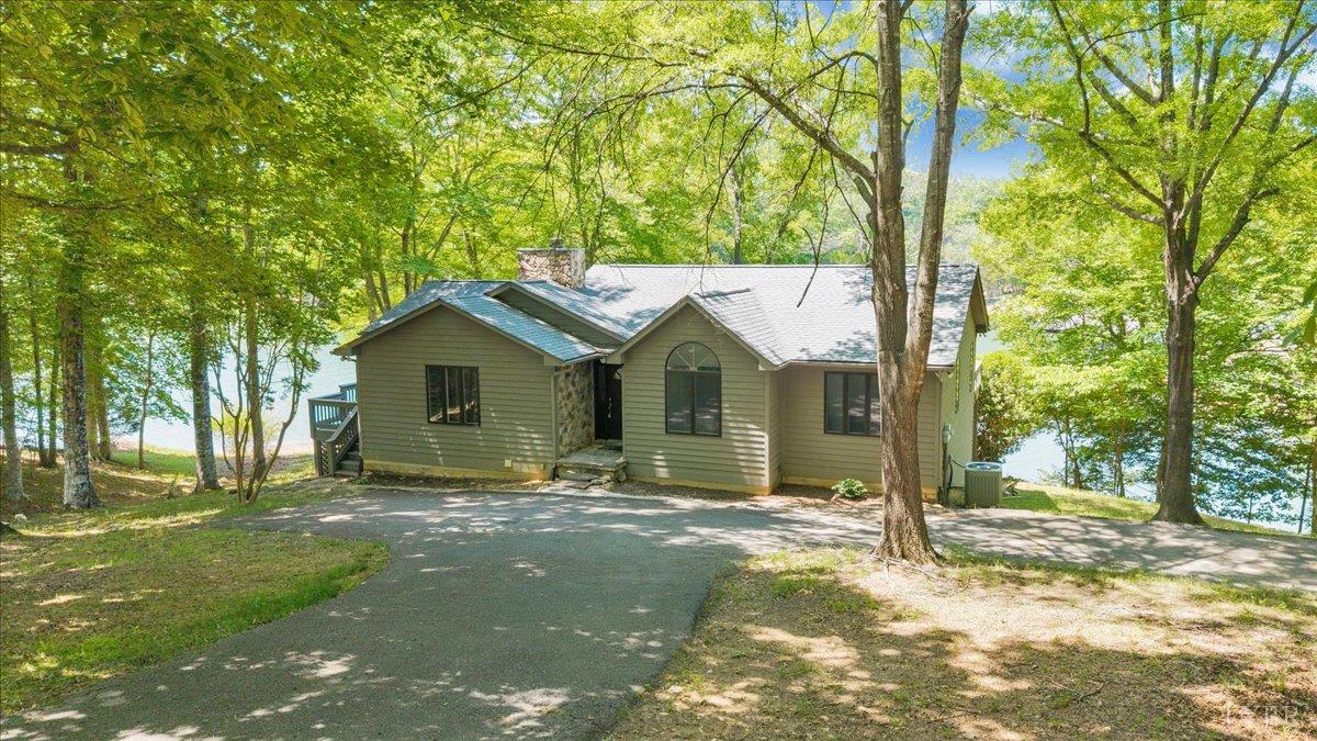 194 Kings Way, Wirtz, VA waterfront home for sale at Smith Mountain Lake