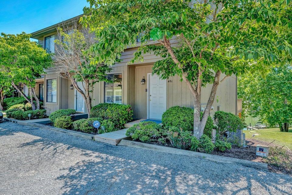 401 Harbor Ridge Drive, Goodview, VA waterfront home for sale at Smith Mountain Lake