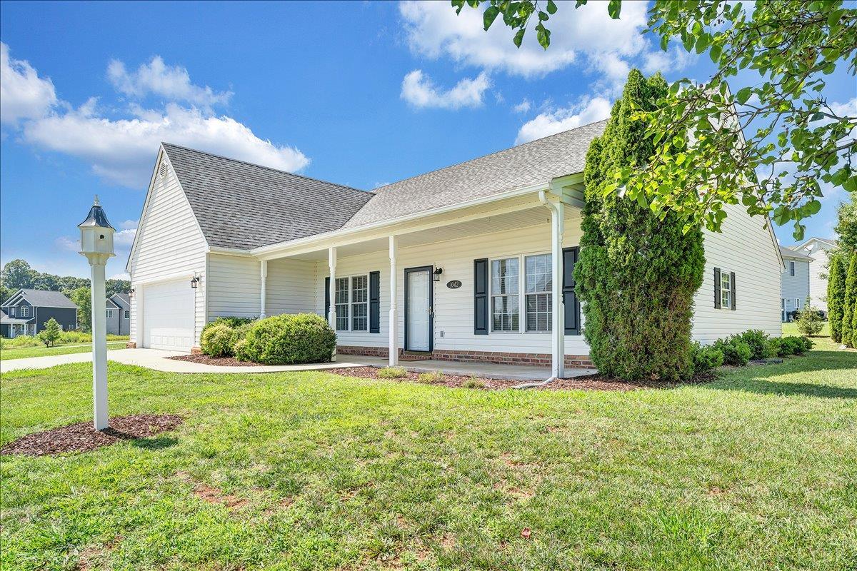 1042 New Market Loop, Forest, VA home for sale