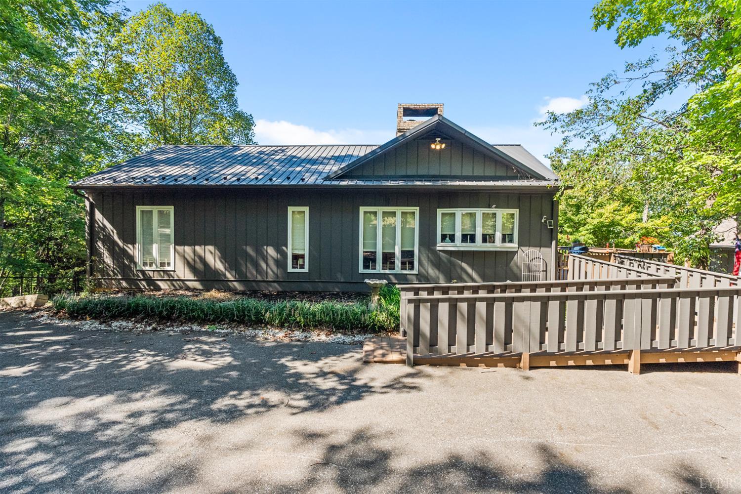 975 Kingswood Lane