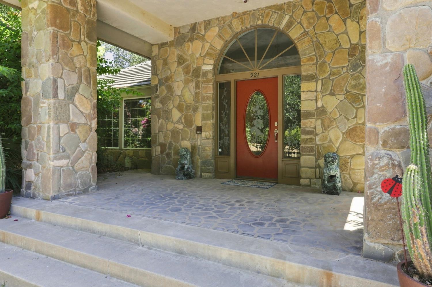 921 Shokat Drive - Entrance