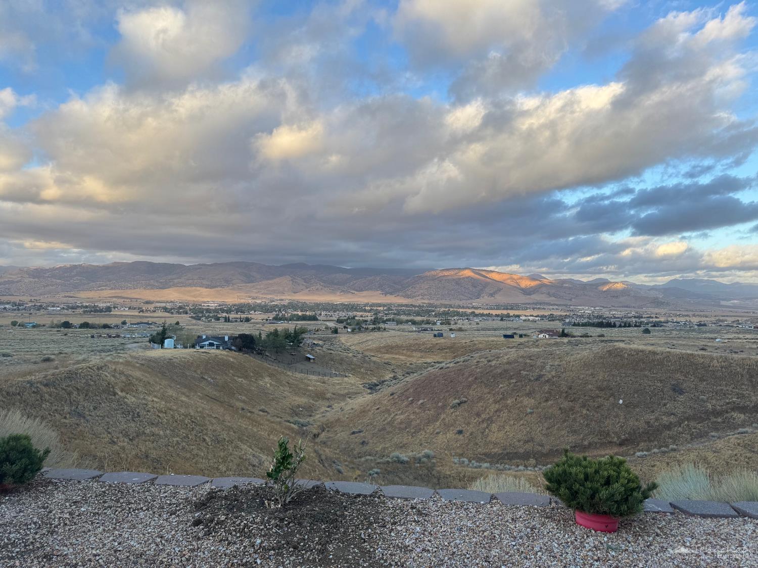 Siskiyou Dr photo 24