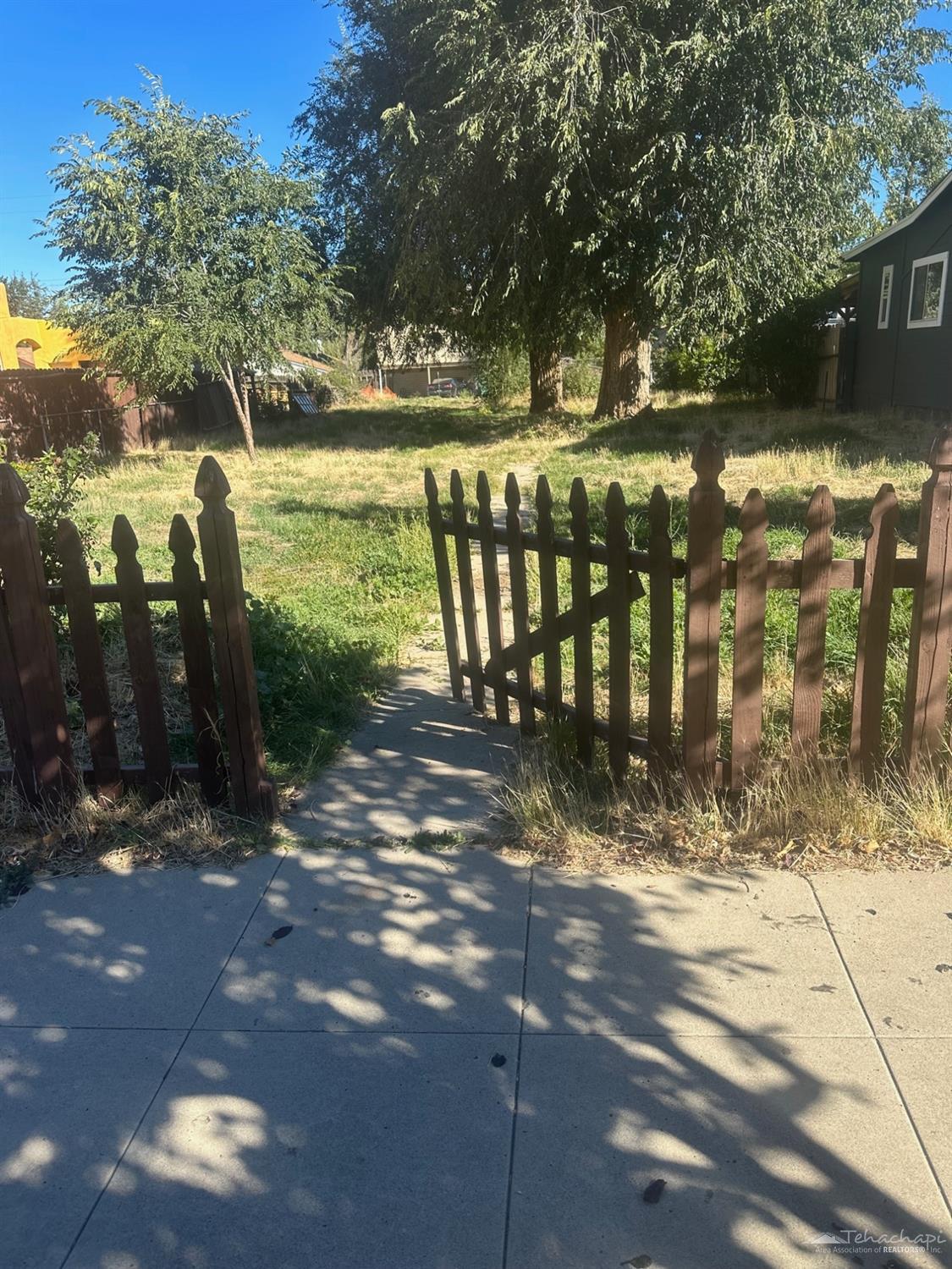 W D Street, Tehachapi
